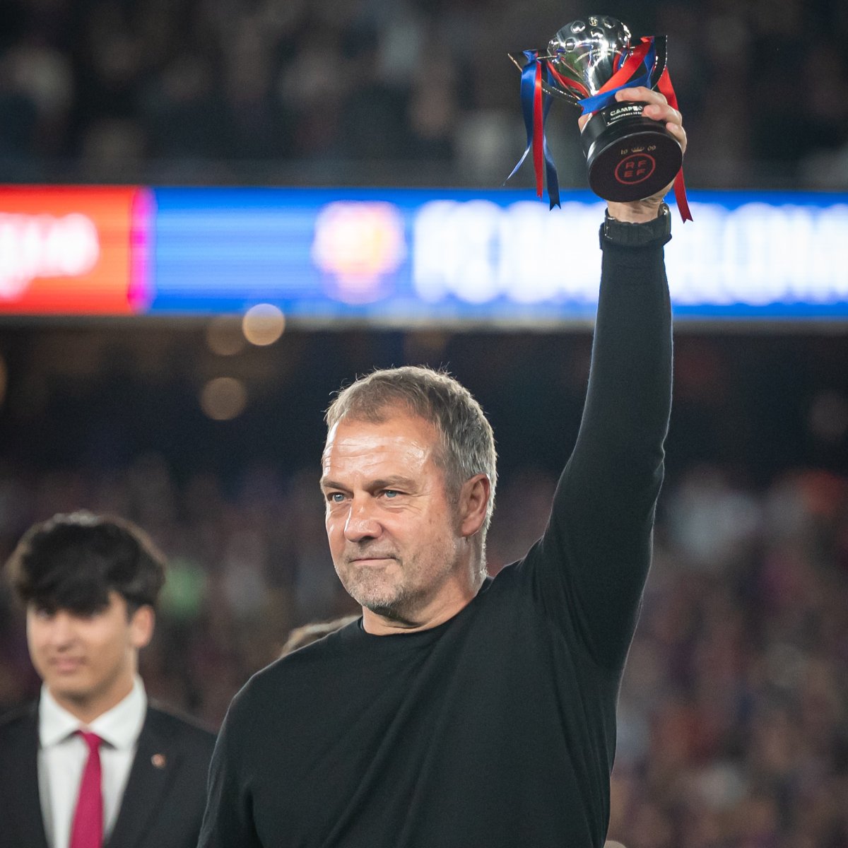 LaLiga's tweet photo. 𝗛𝗮𝗻𝘀𝗶 𝗙𝗹𝗶𝗰𝗸. 🏆

👨‍🏫 ¡El entrenador del @FCBarcelona_es, elegido el MEJOR ENTRENADOR de la temporada 2025-26 en #LALIGAEASPORTS!

#LALIGACOACHOFTHESEASON | #PREMIOSANUALESLALIGA