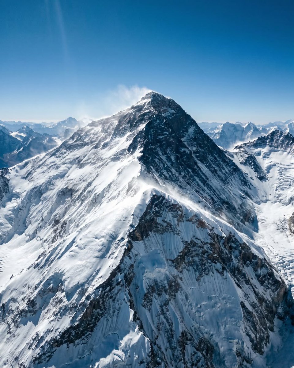 roamtheplanet0's tweet photo. Mount Everest https://t.co/lTzbEeKgPa