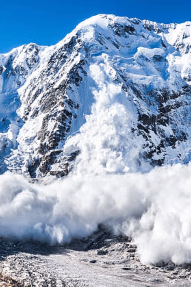 roamtheplanet0's tweet photo. Mount Everest https://t.co/lTzbEeKgPa