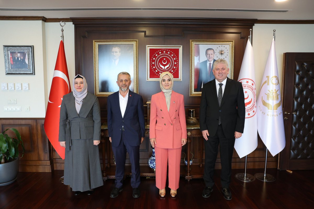 Cihannumader's tweet photo. Genel Başkanımız Selim Cerrah ve Yüksek İstişare Kurulu Başkanımız Ahmet Akça, Aile ve Sosyal Hizmetler Bakanı Sayın Mahinur Özdemir Göktaş’ı ziyaret etti.

Ziyaret kapsamında , aile alanında yapılan üç çalıştaya ilişkin özet raporlar Sayın Bakanımıza takdim edildi ve çalışmalar hakkında bilgilendirmede bulunuldu.

Sayın Bakanımıza nazik kabulleri için teşekkür ederiz.

@MahinurOzdemir @Selimcerrah @ahmetakca55