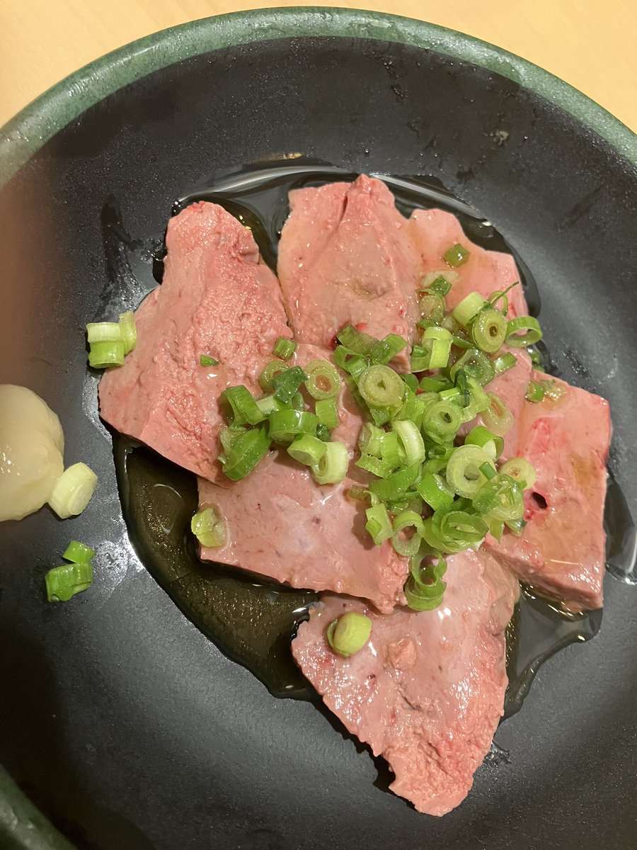 mixcha_Univ's tweet photo. みんながハロハロで打ち上げしているのに
うっかりガチ打ち上げしてしまった🤣🤣🤣

ビール中瓶とお通し

んでもって生サバ刺し・牛レバー https://t.co/KbP2F1ThMJ