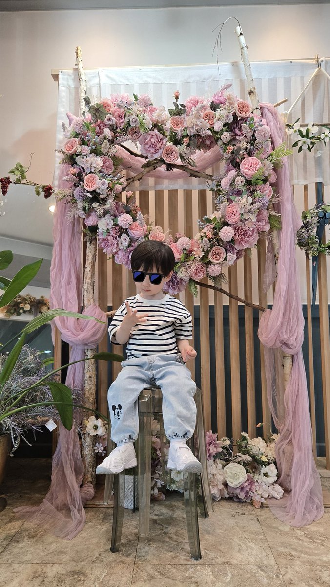 nm0511y's tweet photo. 義父母が子供の服買っておいでーって言ってくれたから、息子つれて行ったら、眠いのとイヤイヤ期で暴れて何も見れず一瞬で出て帰った笑笑 https://t.co/q4DN3EmVN1