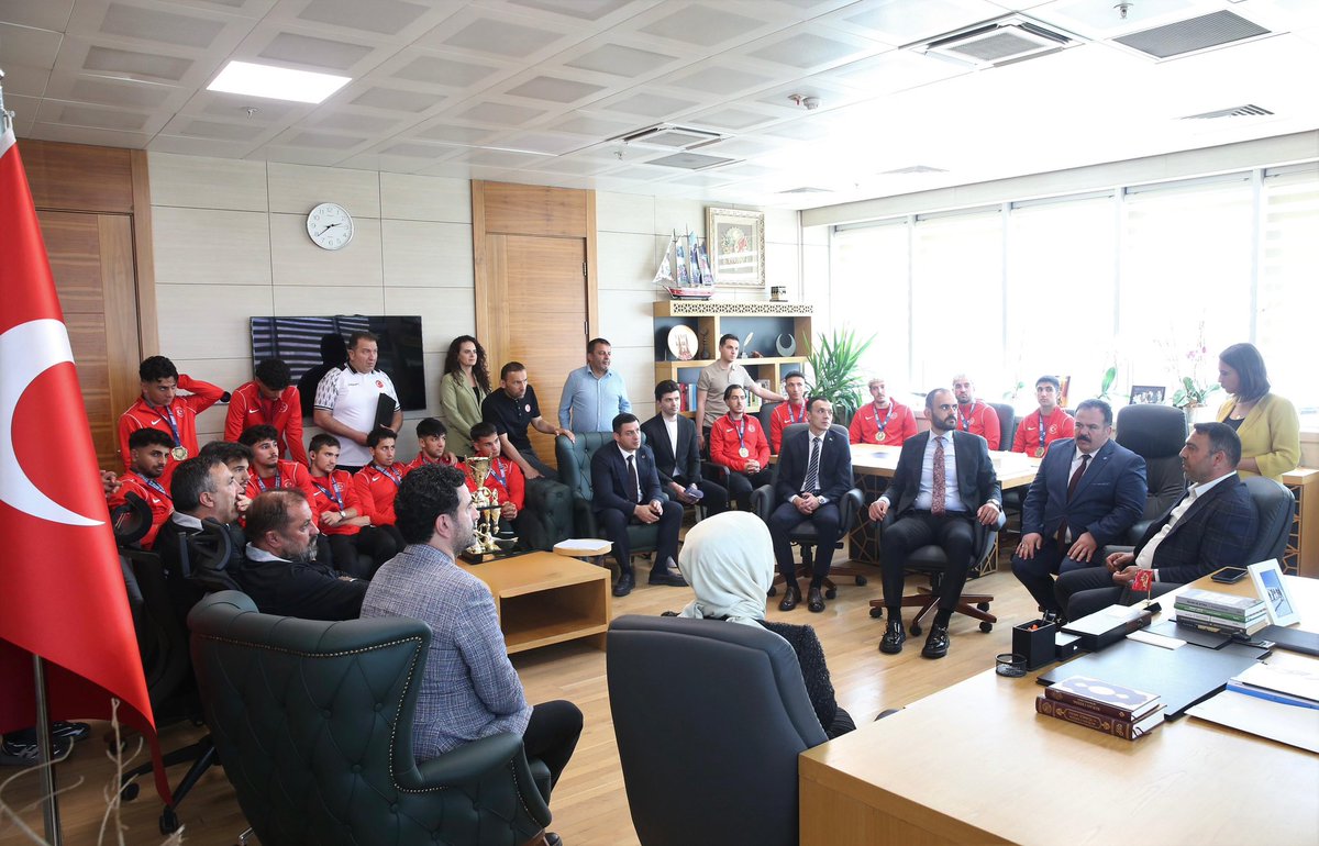 tiesfed's tweet photo. U23 İşitme Engelliler Futbol Milli Takımımızın Dünya Şampiyonluğu yolculuğunun ardından, Federasyon Başkanımız Sayın Dursun Gözel, Yönetim Kurulu Üyelerimiz, Sporcularımız ve teknik ekibimiz, Gençlik ve Spor Bakan Yardımcımız Sayın Hamza Yerlikaya’yı ziyaret etti. https://t.co/MHMa5XbiMM