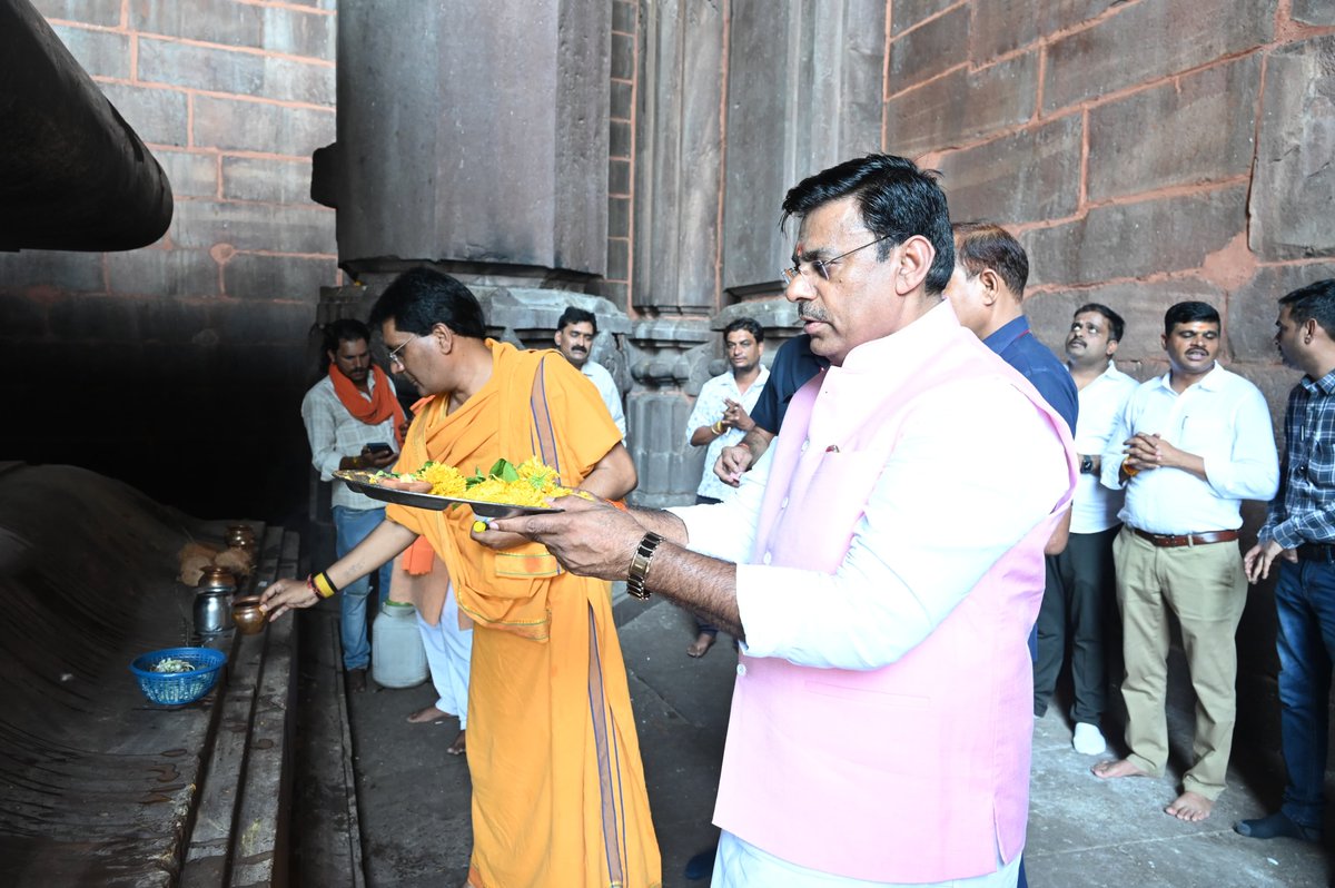 rameshwar4111's tweet photo. हर-हर महादेव🙏🏻🚩

आज भोजपुर शिव मंदिर में दर्शन-पूजन कर भगवान भोलेनाथ का आशीर्वाद प्राप्त किया। 

भगवान महादेव चराचर जगत का कल्याण करें, जनमानस का मंगल करें यही प्रार्थना है। https://t.co/6f838zprbw