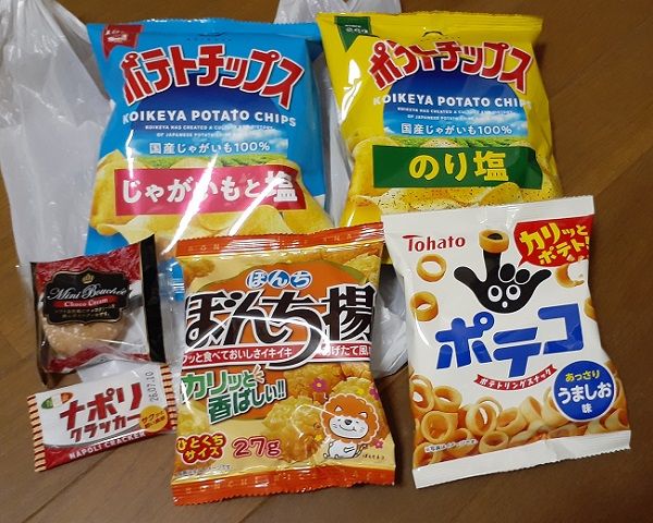 ishimaru66's tweet photo. スロ屋さんに 併設の ごはん屋さんが 無くて
  お昼は ファミマの ソーセージパン 食べて
    がんばってきた。

お菓子が 増えたので よろし。

んで、遅めの 夜ごはんは
🍜 カップ麺 食べてる。

# また 買ってこよ https://t.co/bpuvvIhejw