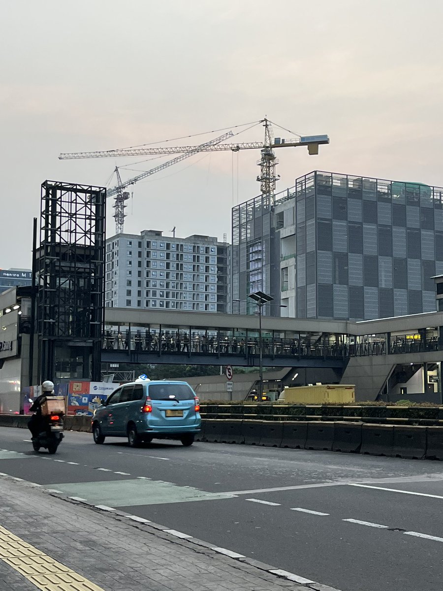 DukuhAtasBSI's tweet photo. Jadi kapan ini halte Cikoko tangga atau eskalatornya ditambahin? Bisa hampir tiap hari penumpang LRT dan TJ yang transit ke KRL harus antri sampe 130 meteran panjangnya.
Ato ga stasiun cawangnya deh yang direvitalisasi jadi 3 lantai biar lgsg connect ke lt 3 jembatan halte cikoko https://t.co/sdQycgVH17