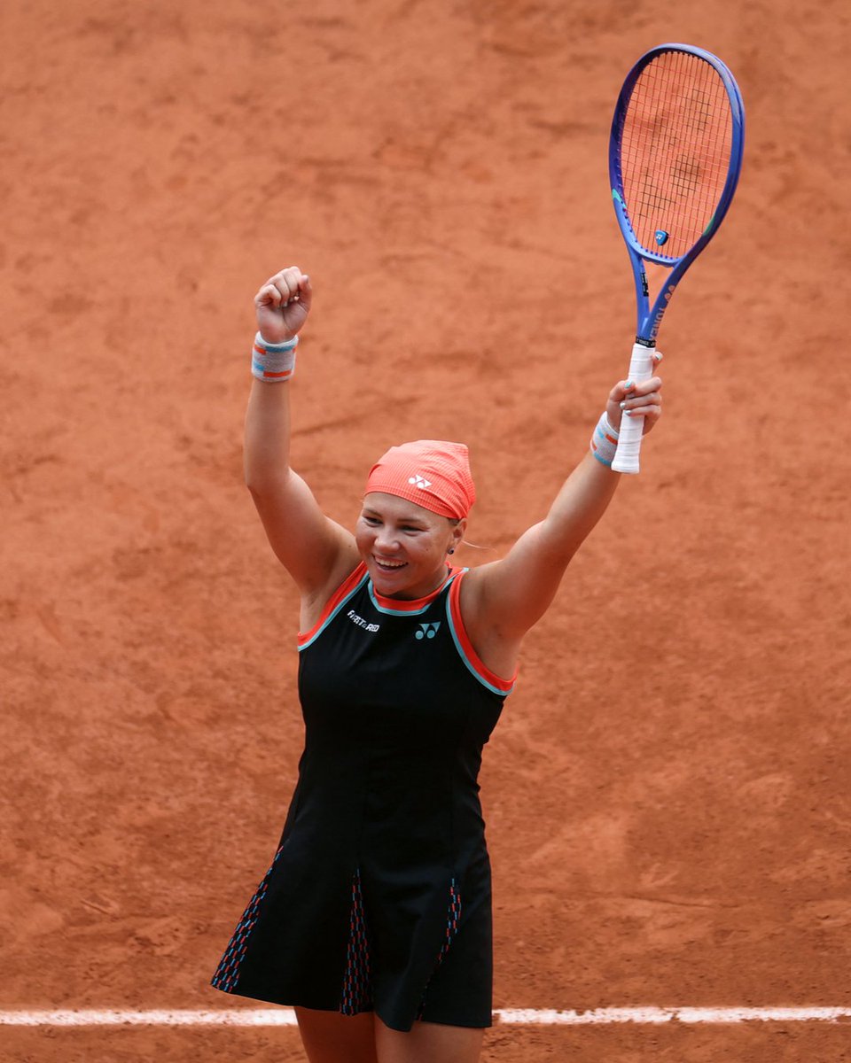 WTA's tweet photo. Victory belongs to the most tenacious 🧡

#RolandGarros https://t.co/AGpwg2cIJW