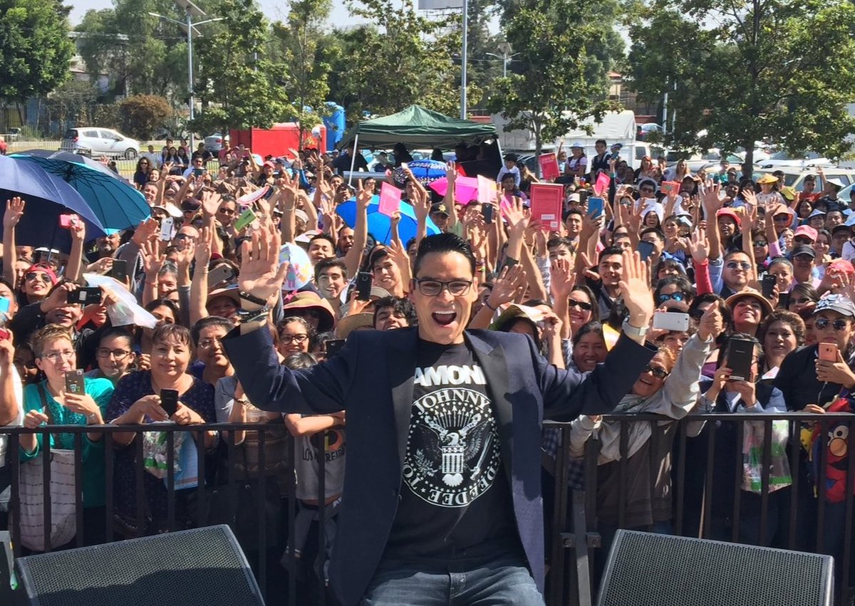 aesquinca's tweet photo. #ElPoderDelSonido 🔊 3 junio
No todo en la vida debe tener un objetivo medible o un resultado tangible. Vivimos en una era en donde parece que, cada acción que realizamos, debería de estar justificada solo si produce “algo” concreto (si se traduce en logros, “likes”, méritos o si nos deja un beneficio económico, estético o profesional).
Sin embargo, existe un valor incalculable en hacer las cosas simplemente por placer, sin otra finalidad que la de habitar plenamente el momento presente.
Jugar, pintar, bailar, escribir, mirar por la ventana, escuchar música, caminar sin destino… Estas actividades, aparentemente improductivas, son esenciales para nutrir el alma, nos devuelven a una dimensión olvidada de nuestra existencia: aquella en la que no somos “hacedores compulsivos” o esclavos del celular y las redes sociales, sino seres sensibles capaces de maravillarse con lo simple.
Hacer algo solo por disfrutar, nos conecta con nuestra esencia más auténtica, nos recuerda que no todo en la vida es acumulación o rendimiento. 
En estos momentos sin propósito, es cuando nuestra mente puede finalmente descansar de la exigencia constante de producir, solucionar, publicar y querer ser aceptado.
Nos volvemos más presentes, más conscientes de nuestro cuerpo, de nuestra respiración y de los pequeños milagros que normalmente nos pasan desapercibidos. E irónicamente, es en este espacio de disfrute en donde el alma se expande y florece la creatividad genuina.
Disfrutar por el simple hecho de disfrutar, es un acto de sabiduría, libertad y amor propio que nos revitaliza y nos devuelve a la vida.
¡PRACTIQUÉMOSLO!
GURUR BRAHMA 🙏🏻📿