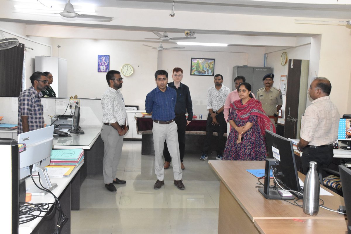 CollectorNav's tweet photo. તાલુકા સેવા સદન ચીખલી ખાતે કાર્યરત પ્રાંત કચેરી,  મામલતદાર કચેરી અને તે હસ્તકના જનસેવા કેન્દ્ર, ઇ-ધરા કેન્દ્ર તેમજ અન્ય શાખાઓની મુલાકાત લઈ ઉપસ્થિત કર્મચારીઓને કામગીરી સબંધે જરૂરી સૂચનાઓ આપી. અરજદારોના પ્રશ્નોના ઝડપી, હકારાત્મક અભિગમ સાથે નિકાલ  માટે સૂચનો કર્યા.
@CMOGuj https://t.co/yV04VXOW3n