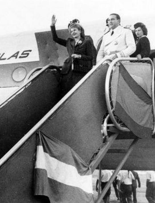 lbobalf's tweet photo. @Pennypol @TukkiMadrid ¿No habrá alguna imagen de Eva Perón en aquella embajada de la República Argentina en Madrid? https://t.co/5p8E1YPmBJ