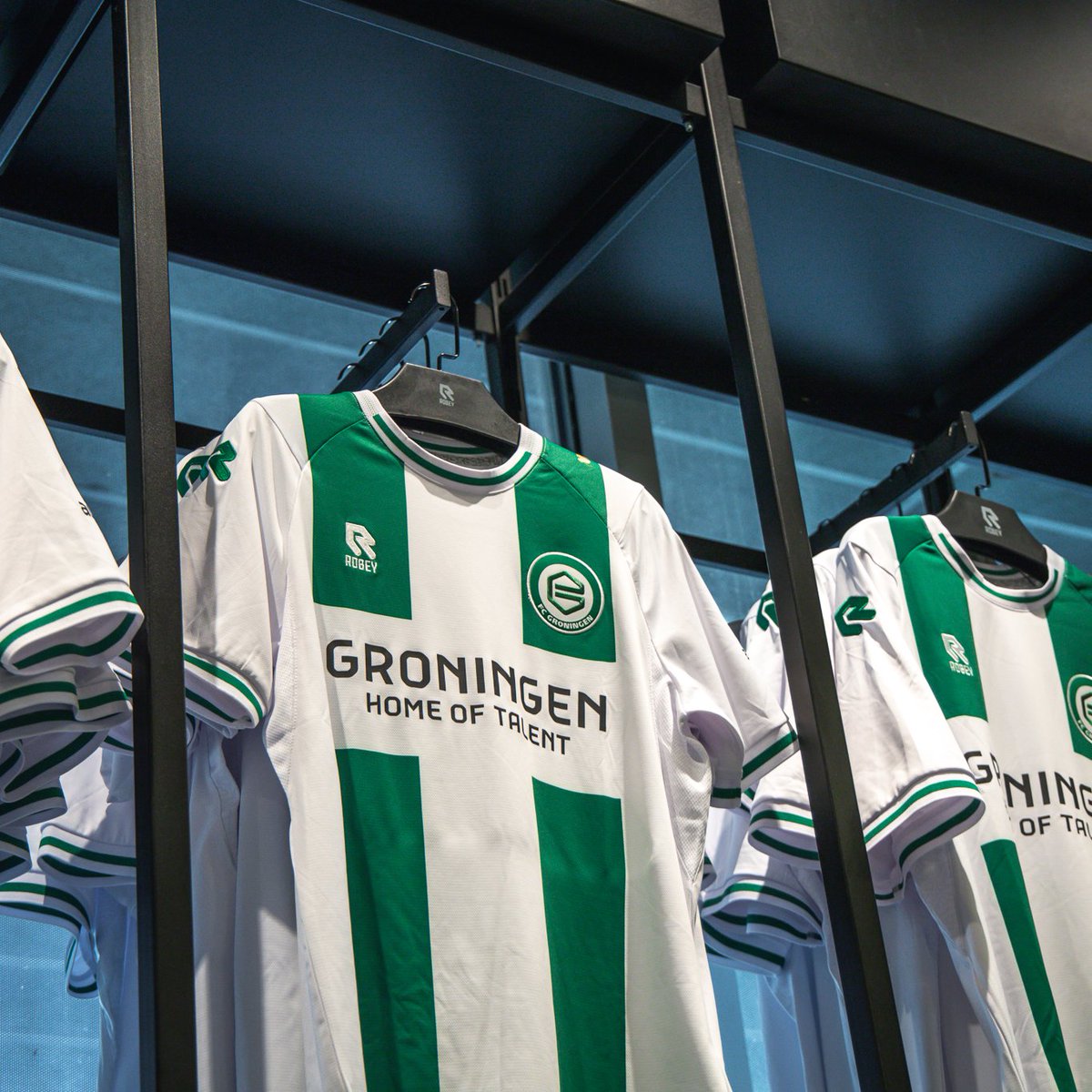 fcgroningen's tweet photo. FC Groningen opent een winkel in de Herestraat. 🤩

Een langgekoesterde wens van de club wordt hiermee werkelijkheid. De FC Groningen Store opent donderdag 4 juni 18.00 uur voor het eerst de deuren.

➡ https://t.co/kJWPs1zF11 https://t.co/FRNC9FIkwK