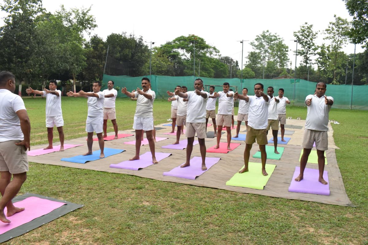 173Bn's tweet photo. "Yoga everyday  for healthy life." 173 BN CRPF https://t.co/64TNXDpRNc