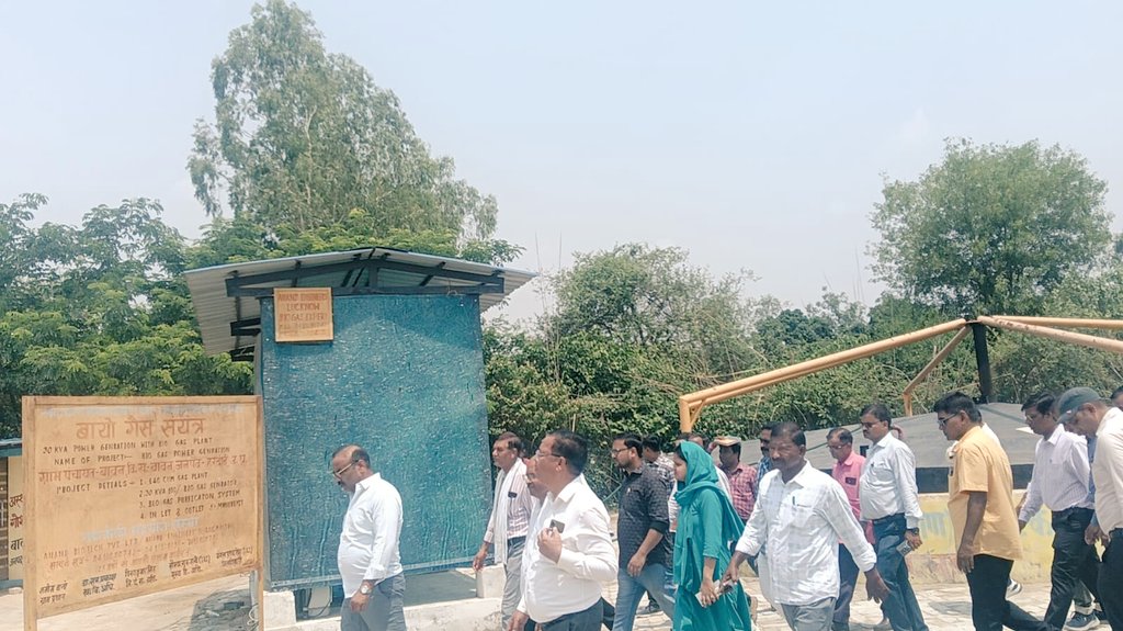 dpro_hardoi's tweet photo. आज विश्व दुग्ध दिवस के अवसर पर विशेष सचिव महोदय देवेन्द्र कुमार पांडे (IAS) सर द्वारा जनपद हरदोई की ग्राम पंचायत बावन में स्थापित गौशाला में संचालित बायोगैस प्लांट का भी निरीक्षण कर पौधा रोपण किया गया। 
#SBMG #Mopr #PanchaytiRaj #SGSJ 
@CdoHardoi  @dmhardoi @uppanchayatiraj https://t.co/pr2wFFMn9S