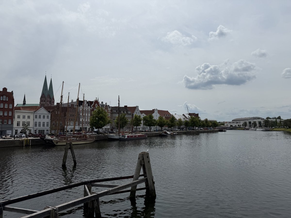 rumeliobserver's tweet photo. WIE verteidigen wir das europäische Wunder?

Vier Präsentationen in 24 Stunden in Hamburg und Lübeck. Darunter im
Gymnasium Süderelbe und im Marion-Dönhoff-Gymnasium. 
Mit @FrancescaKnaus 

Was kann 🇩🇪 von Tallinn & Helsinki, Kopenhagen und Warschau, Vilnius & Kyiv, Minsk, Magdeburg und Den Haag über „Europa 2026“ lernen? 

Mehr dazu👇

@W_Schmidt_ @svenja_hahn @Senat_Hamburg @piperverlag @oezoguz