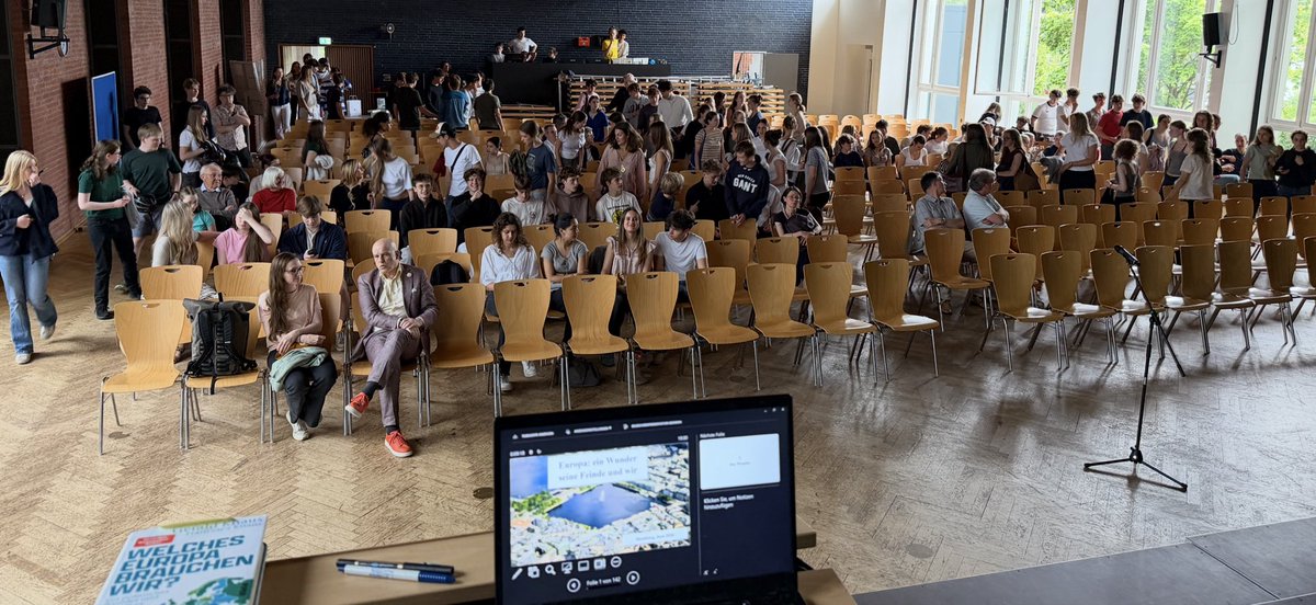 rumeliobserver's tweet photo. WIE verteidigen wir das europäische Wunder?

Vier Präsentationen in 24 Stunden in Hamburg und Lübeck. Darunter im
Gymnasium Süderelbe und im Marion-Dönhoff-Gymnasium. 
Mit @FrancescaKnaus 

Was kann 🇩🇪 von Tallinn & Helsinki, Kopenhagen und Warschau, Vilnius & Kyiv, Minsk, Magdeburg und Den Haag über „Europa 2026“ lernen? 

Mehr dazu👇

@W_Schmidt_ @svenja_hahn @Senat_Hamburg @piperverlag @oezoguz