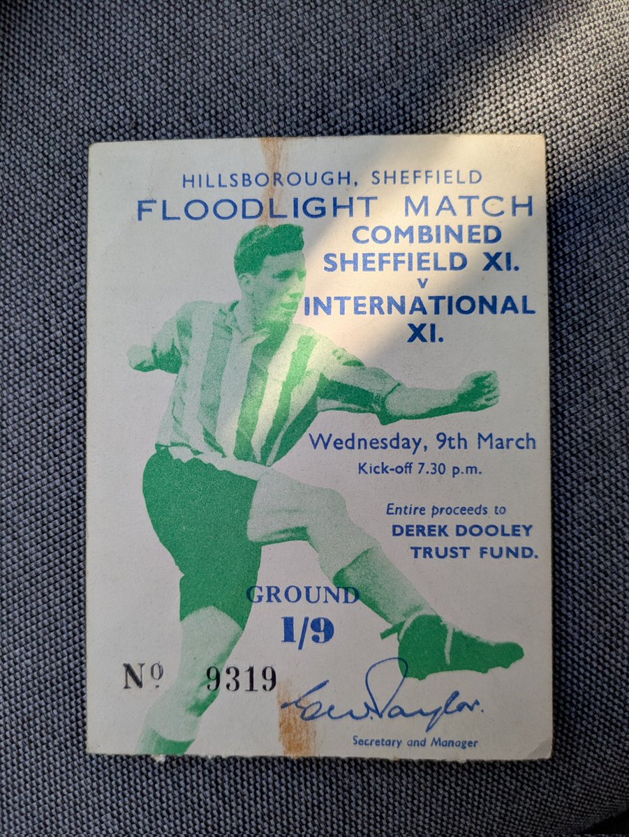 markandw's tweet photo. @Dunsbyowl Got the programme as well somewhere, buried in a pile of Wednesday memorabilia from my late Dad. https://t.co/fshnDUavxs