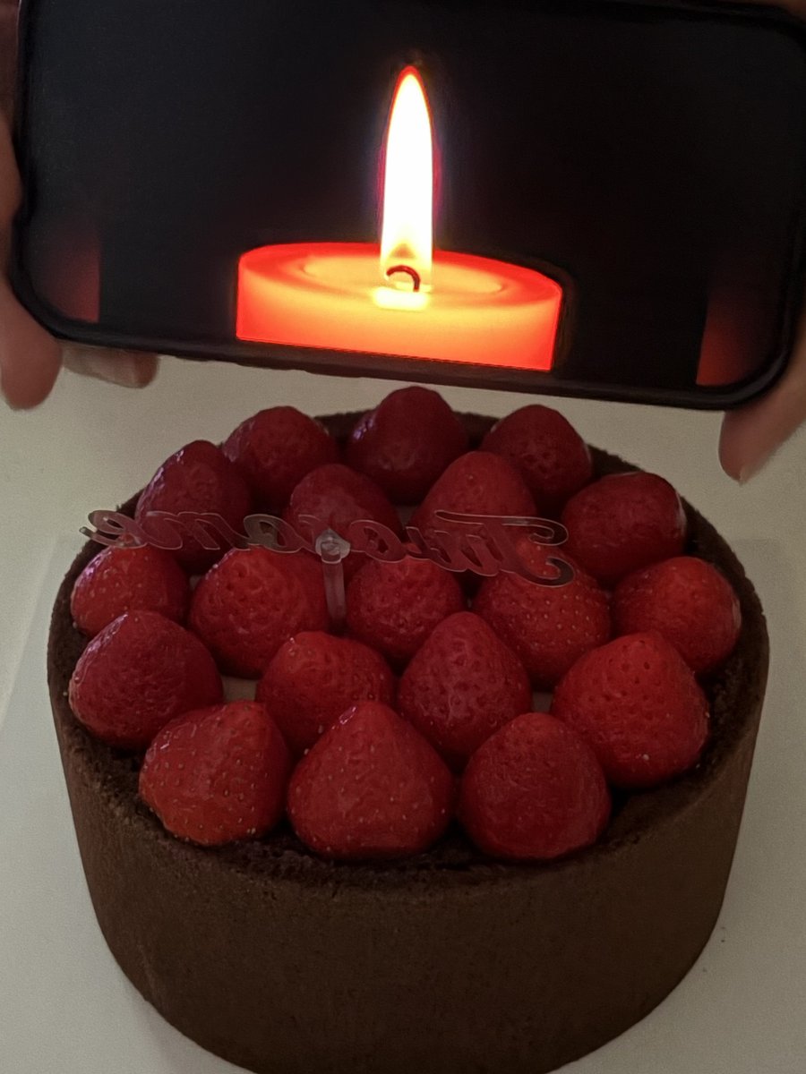 0729_remember's tweet photo. 오늘 사실 저의 생일이었는데~!!

케이크는 먹어야지하고 급하게 시켰지만..
촛불이 없어서 이렇게 했는데 넘 웃겨요....🎂🤣
가성비 굿~~

촛불 출처 : 촛불타는영상 5시간 (유튜브 cityblue100) https://t.co/CmqtSxL6Tt