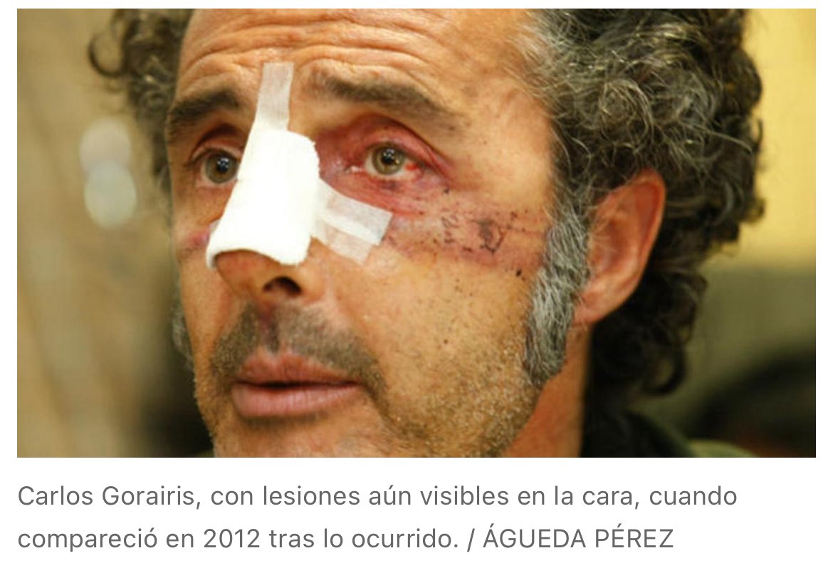 EgioVictor's tweet photo. La vergonzosa agresión sufrida por una profesora de Valencia a manos de un policía me ha traído a la memoria la brutalidad que sufrió Carlos Gorairis, un compañero de la PAH. Tengo esas imágenes grabadas en la memoria y aún hoy, 14 años después, me sobresaltan cada vez que veo a los antidisturbios.

Era el 14N de 2012, día de huelga general. Tres policías se abalanzaron sobre él, y lo golpearon y patearon en el suelo en la calle Bando de la Huerta de Murcia. Le tuvieron que reconstruir el tabique nasal. Pocas horas antes un policía nos había apuntado con su arma en la estación de autobuses.

Aunque todo estaba grabado, solo un agente fue condenado por estos hechos a un año de prisión que nunca cumplirá. La impunidad genera más impunidad. Ser un matón sale muy barato en España. O limpiamos la justicia y la policía de escuadristas o lo que viene será mucho peor.