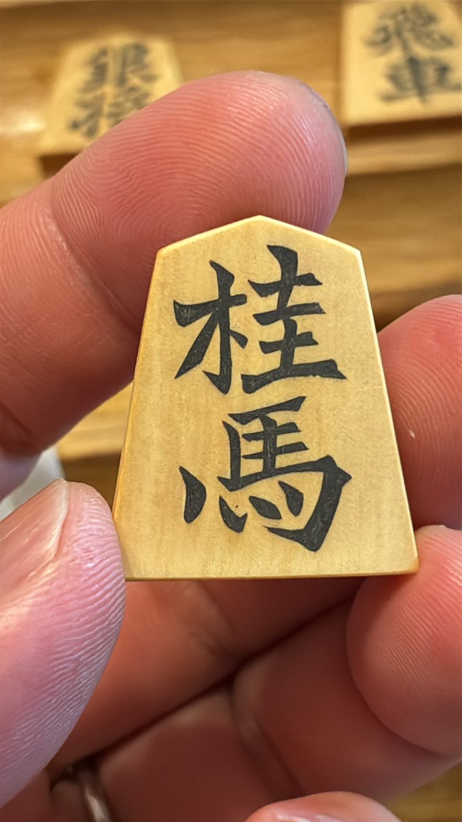 fukamarin's tweet photo. 水溶き砥の粉で目止めをしました。
これは初めてやったのですが、見た目の影響は少ないようです。
後工程を考えて800番のペーパーで仕上げてますので、このまま盛り上げると滲む可能性があるのと、拭き漆に良い影響があるのでは、の期待を込めて実験しています。 https://t.co/ZWy1vMPzbq