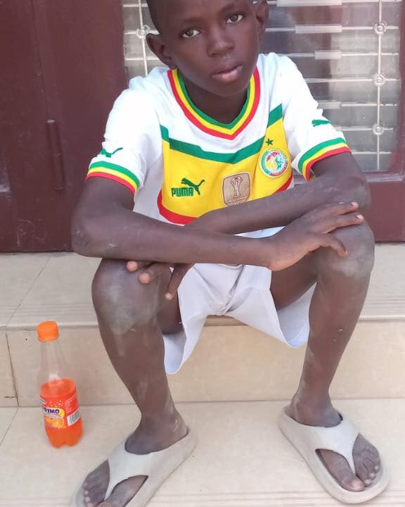 Assane_Fall_Off's tweet photo. 🚨Avis de recherche🚨
Un garçon égaré, déclarant répondre au nom de Mamadou Niang, âgé de 13 ans, élève en classe de CE1 à l’école primaire Keur Massar 1, sous la responsabilité de M. Diop (instituteur), a été retrouvé.
Selon ses déclarations, ses parents seraient Alioune Badara et Adama Mangane.
Il se trouve actuellement au poste de garde des vigiles du Lotissement Djily Mbaye de Yoff.
Pour toute information ou assistance, merci de contacter Seydina au 78 571 01 68.
Nous vous remercions pour une large diffusion afin de faciliter le retour de l’enfant auprès de sa famille.
