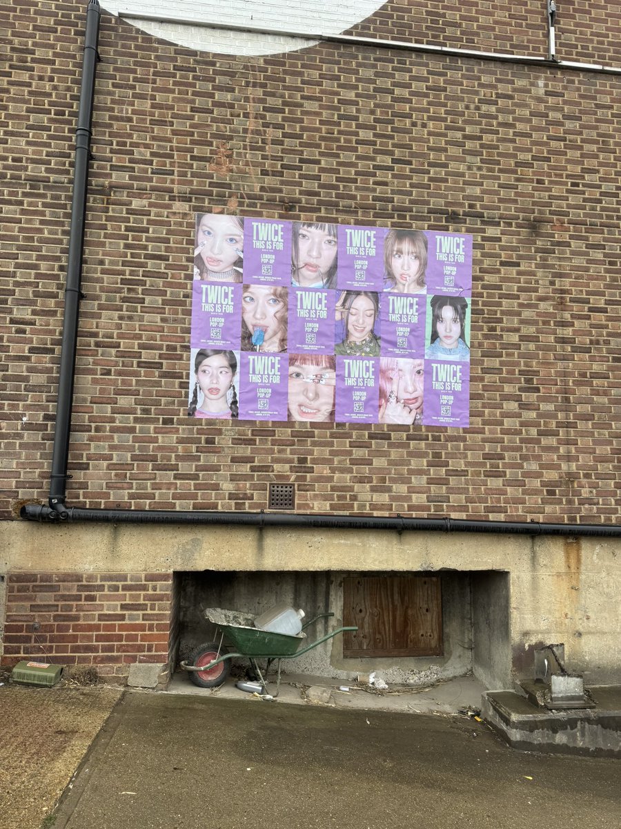 sapphicsjihyo's tweet photo. I’m screaming not the jyp budget cuts for the london pop up 

#TWICE #THISISFOR #thisisfor_london https://t.co/LGPBwfc4mV