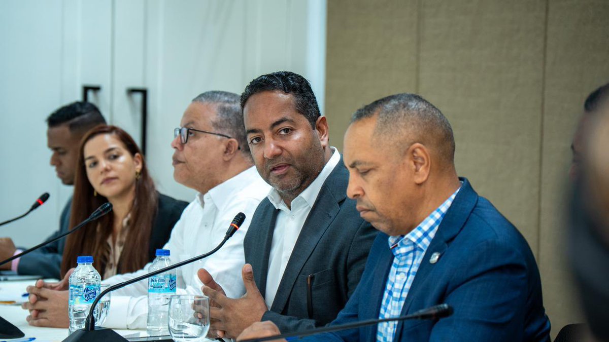 ConadisRD's tweet photo. Nuestro presidente honorífico, Benny Metz; nuestro director ejecutivo, Alexis Alcántara; y nuestra directora técnica, Katherine Aimé Rodríguez, participaron en la reunión permanente de educación del Congreso Nacional, donde se analizan las propuestas de revisión y fortalecimiento https://t.co/nG2Hf1OOJK