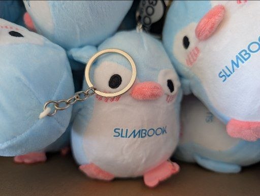 OpenSouthCode's tweet photo. @slimbook @pablonete 🐧 ¡Nos han llegado los peluches de @slimbook!
Los niños y niñas de #OpenSouthKids van a flipar. 
Apúntate en familia a #OpenSouthCode26 para conseguirlo.
Sábado 27 jun. en @latermicamalaga 
✍🏼 https://t.co/ITpffK02Lj
¡Gracias Slimbook por el 🎁 regalo para los más peques! 💙🩷 https://t.co/KD2CYER83p