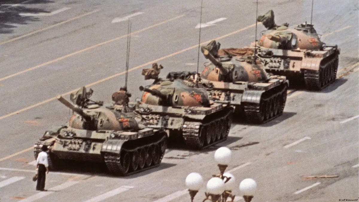 HistoriaEmDest's tweet photo. #HojeNaHistoria - 3 de junho de 1989: A ditadura chinesa envia o exército para reprimir os protestos pró-democracia na Praça da Paz Celestial (Tiananmen) em Pequim. Centenas de pessoas morreram. Esse evento ficou conhecido como o Massacre na Praça da Paz Celestial. https://t.co/52rCknCbnx