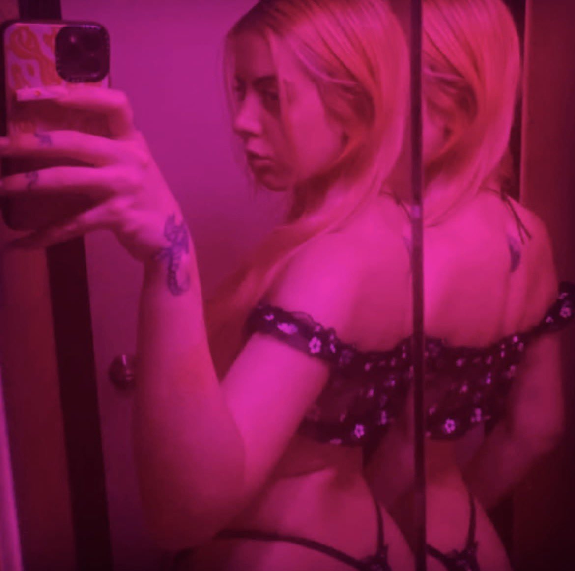 xxposer1's tweet photo. Cuck wanted his 28 yo slut Sarah exposed to everyone. I’m sure she’s a whore. What you think? #cuck #expose #irl #wankchat #bbc #bwc #nsfw https://t.co/X4ubTrG7fI