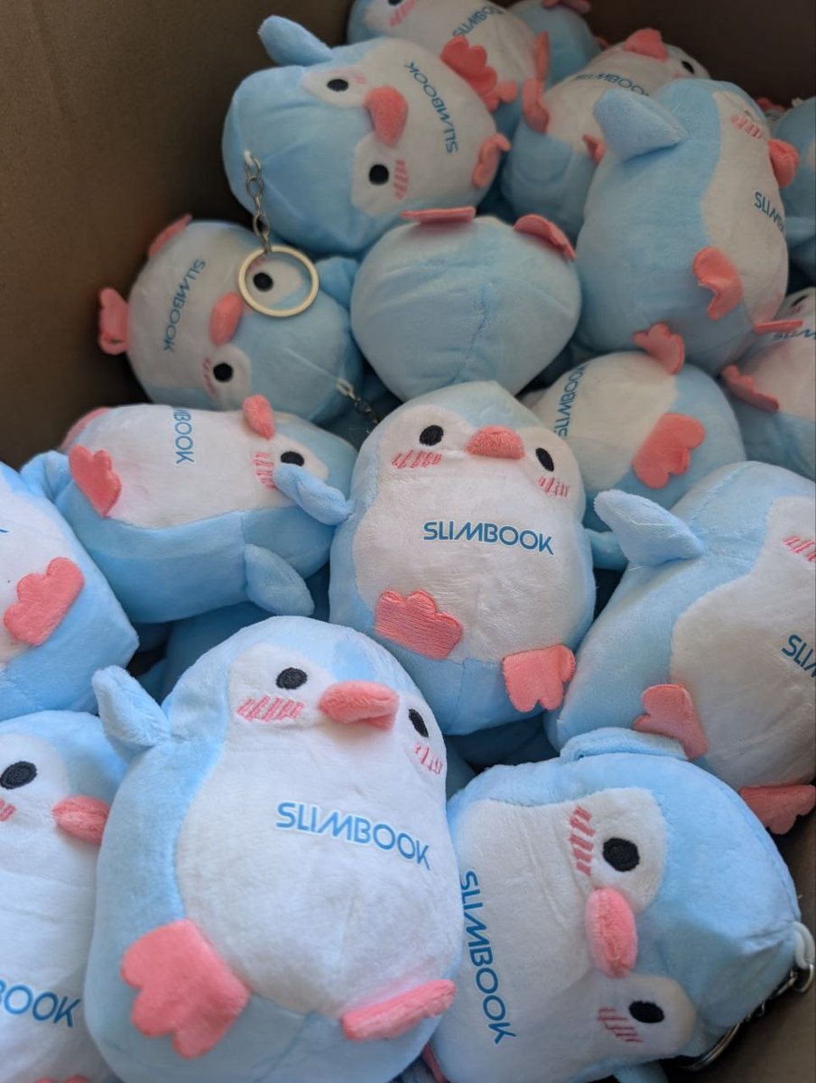 OpenSouthCode's tweet photo. @slimbook @pablonete 🐧 ¡Nos han llegado los peluches de @slimbook!
Los niños y niñas de #OpenSouthKids van a flipar. 
Apúntate en familia a #OpenSouthCode26 para conseguirlo.
Sábado 27 jun. en @latermicamalaga 
✍🏼 https://t.co/ITpffK02Lj
¡Gracias Slimbook por el 🎁 regalo para los más peques! 💙🩷 https://t.co/KD2CYER83p