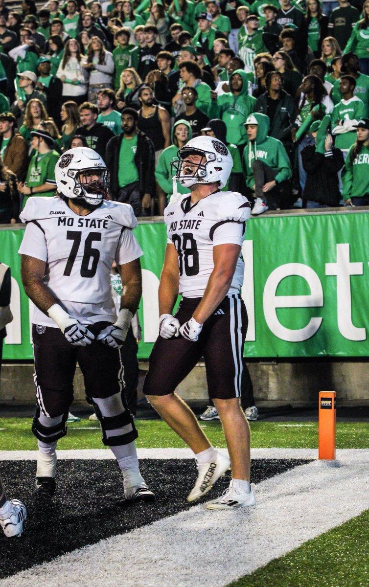 NCAAFNation247's tweet photo. ● TE Spotlight ●

Jeron Askren - Missouri State

• Askren was sensational last season as a Freshman and he's the best TE in #CUSA in my opinion. Last season he caught 19 passes for 224 yards 5 Touchdowns averaging 11.8 ypc. https://t.co/n8Ovwc216T
