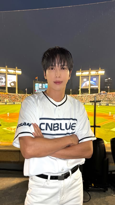 Kkorepo's tweet photo. 「#CNBLUE」、韓国プロ野球リーグのハーフタイムで公演…「今日の雰囲気は任せて！」（動画あり）
🔗https://t.co/XjmMSdXhfh https://t.co/5cRQ7iBfKh