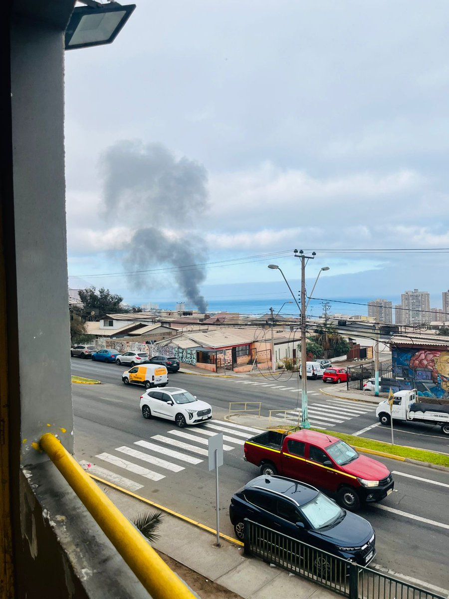INSOLENTES's tweet photo. incendio cerca de la Universidad de #antofagasta campus coloso https://t.co/RxRCEK0WOA
