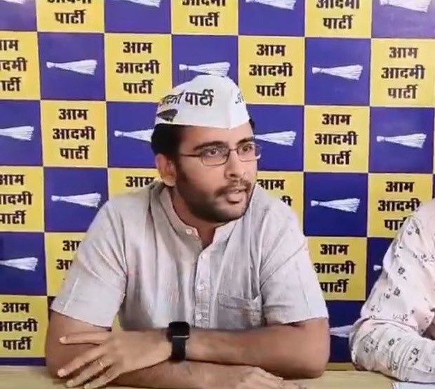 PoddarVaishali's tweet photo. केजरीवाल को शायद यह आभास हो गया है कि उनकी पार्टी का भविष्य संकट में है। इसलिए अब वह CJP (कॉकरोच जनता पार्टी) के नाम से एक नए राजनीतिक मंच को आगे बढ़ाने और अपने नेताओं को वहां शिफ्ट करने की कोशिश कर रहे हैं, ताकि लोग नए नाम के झांसे में आ सकें।

आशुतोष रांका, जिन्हें CJP का प्रवक्ता बनाया गया है, राजस्थान में AAP के प्रवक्ता रह चुके हैं। कुछ ही दिन पहले तक उनके सोशल मीडिया बायो में भी AAP का उल्लेख था।

उनके पुराने ट्वीट्स देखिए, जिनसे साफ पता चलता है कि वह लंबे समय से केजरीवाल और AAP से जुड़े रहे हैं।