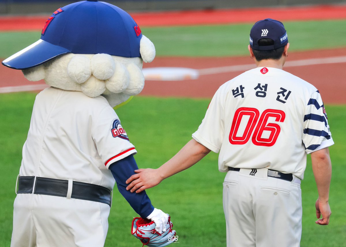 808BOB_'s tweet photo. 260514 사직 시구
누리랑
#데이식스 #DAY6 #성진 #SUNGJIN https://t.co/ygCiLdPmnx