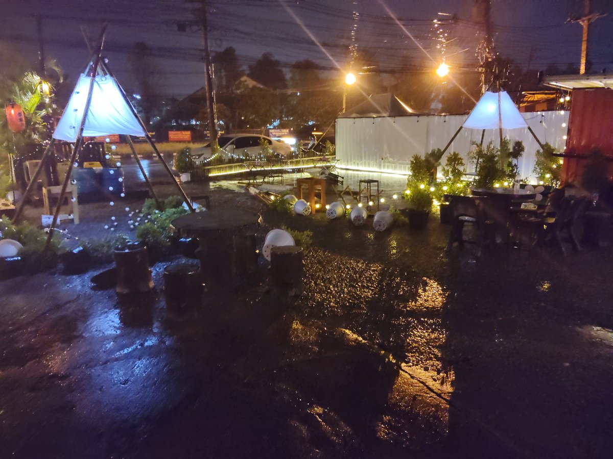 Bigeegplant's tweet photo. ราบคาบเลย...ลมแรงมาก...ตอนเย็นฟ้าใสแดดร้อน...มาไงวะเนี่ย...⛈️⛈️ https://t.co/mhfW2ESe6w