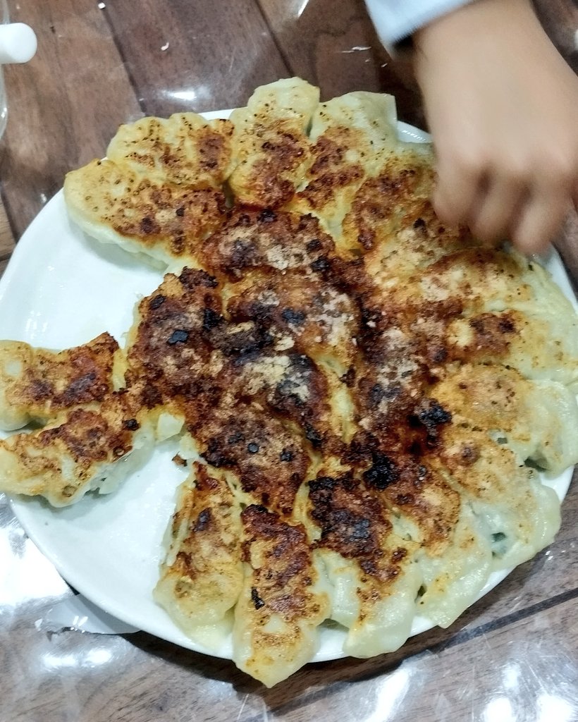 Sugochichi1's tweet photo. 手作り餃子を撮る前に焼きたてを素手で食らう息子！おいしいより嬉しいよ！ https://t.co/lhC4VfaCnx