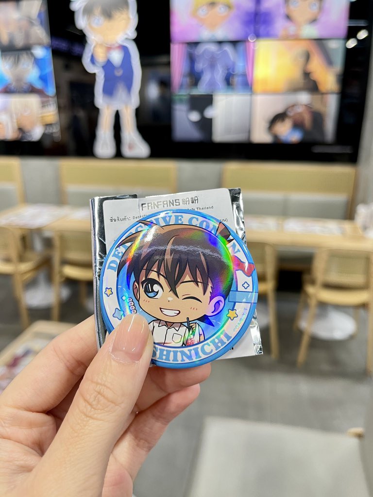 miindyko's tweet photo. ꒰ Original Merchandise 🎁 ꒱ 

มีคาเฟ่โคนันทั้งที สิ่งที่ขาดไม่ได้ คือ กู๊ดอฟช. ติดไม้ติดมือกลับบ้าน 555

อาร์ตรอบนี้เป็นชุดนักเรียนไทย น่ารักมากกก คุณภาพกู๊ดดีเลยล่ะ เรามีไปจุ่มการ์ดกับเข็มกลัดมา โดยรวมถือว่าลูกชายยังรักอยู่ โฮรร 🥹

ป.ล. เสียดายตอนไปอะคริลิคบ็อกหมด รอเติม ㅠㅠ https://t.co/QPxBoXty2H