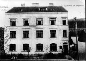 Kafka_hispano's tweet photo. Kafka murió el 3 de junio de 1924 en un sanatorio en Kierling, cerca de Viena. Se cuenta que pidió con urgencia a su amigo el Dr. Klopstock: "Máteme; si no, es usted un asesino". Este se levantó.
-No se vaya. 
-No me voy.
-Pero yo sí que me voy. https://t.co/sbhah0IRAQ