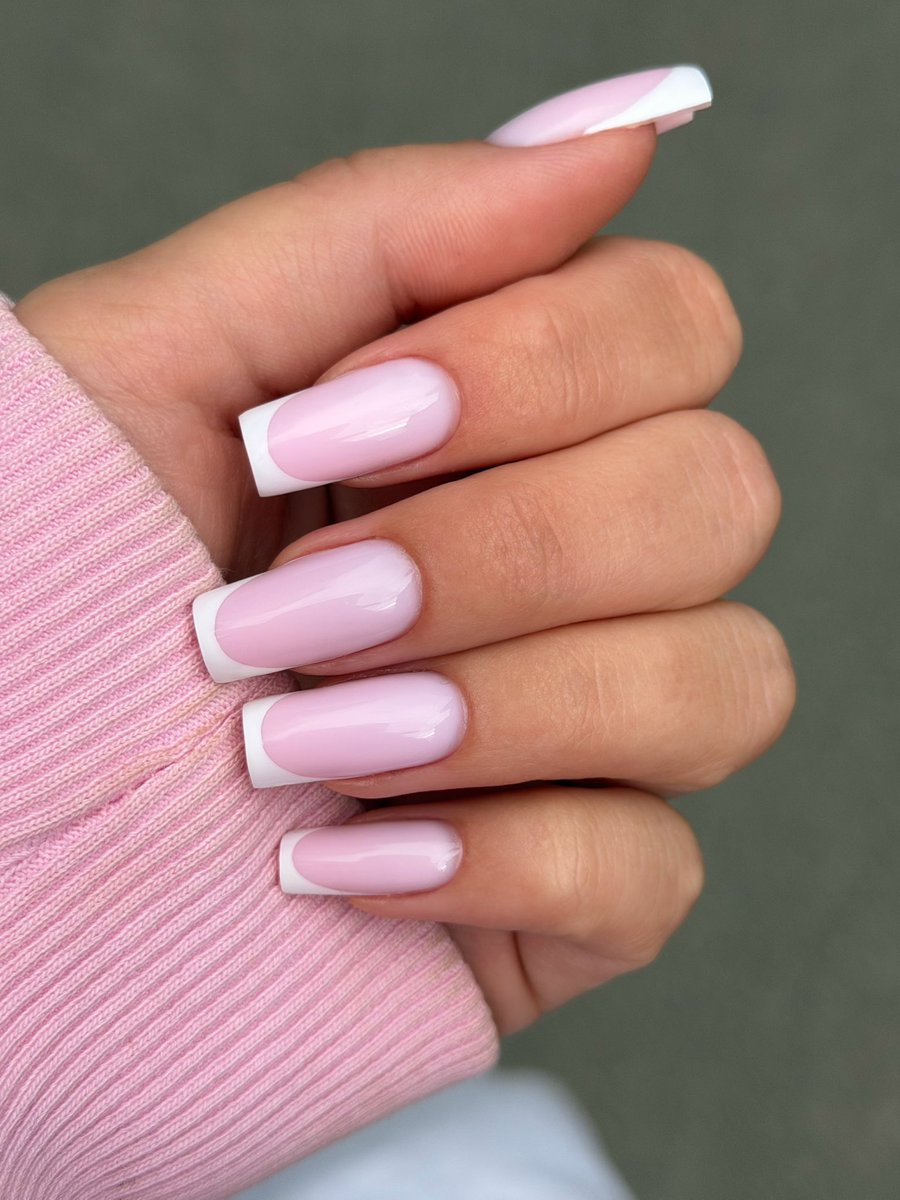 Queenielizx's tweet photo. My nails look so cute, reimburse now! https://t.co/9qSU3Vb66G