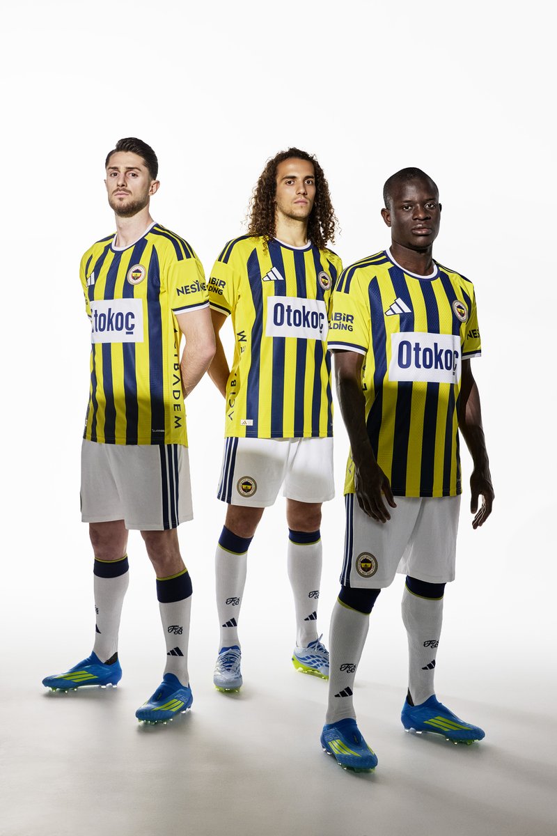 Fenerbahce's tweet photo. Mirasın simgesi eşsiz Çubuklu forma, Fenerbahçe’nin 120 yıllık ruhundan yapıldı. 💛💙 

#BuFormaFenerbahçedenYapıldı  ​​

Fenerbahçe 26/27 iç saha formasını keşfet. https://t.co/a3xeXdLpeh