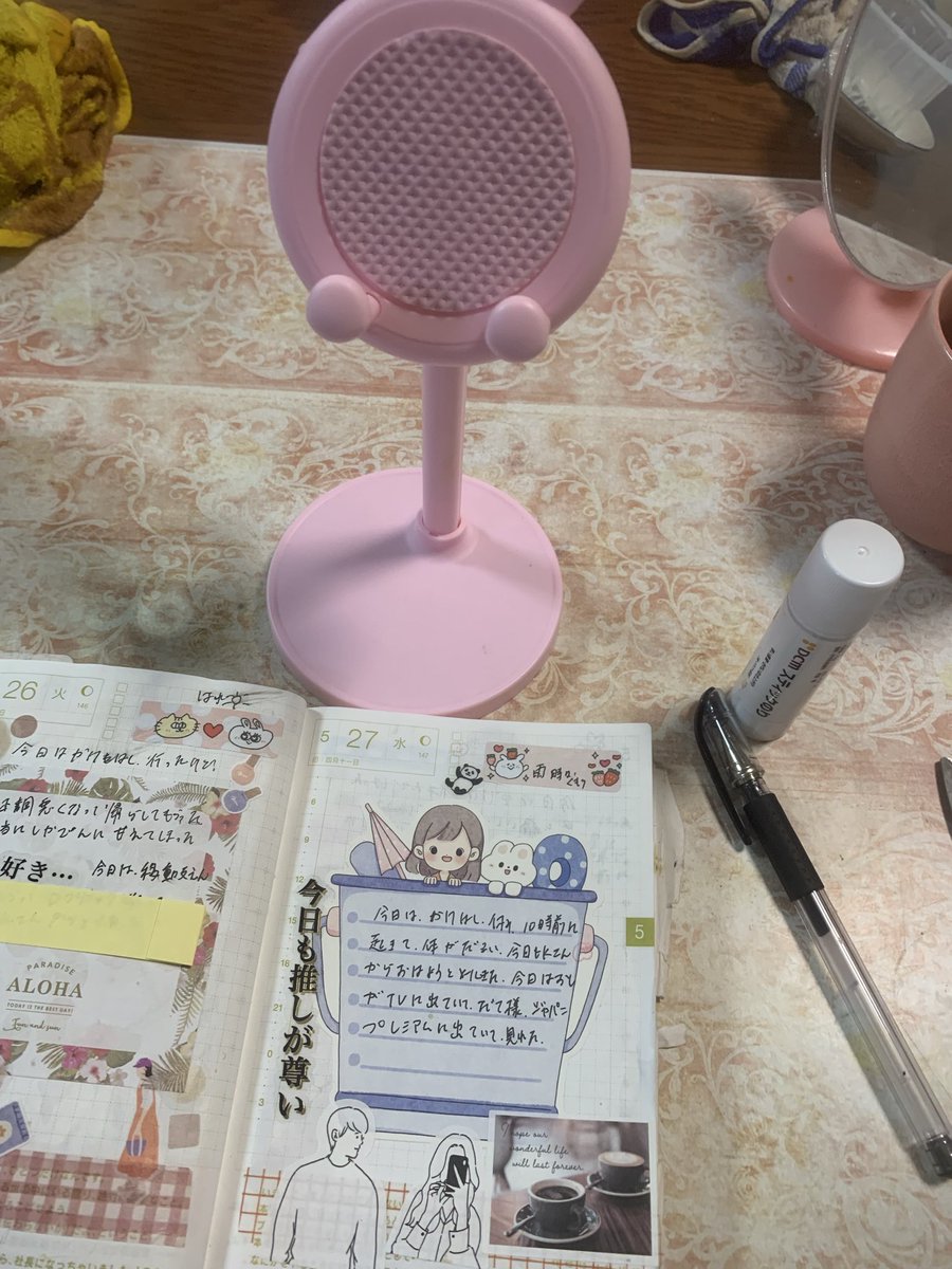 purin0000002's tweet photo. ５月２７日、２８日、２９日、手帳タイム、最近買った、テムで買ったピンクのうさぎの携帯スタンドかわいい。耳が見えてない。🥰🙃古川紙工さんのアザラシのメモをはりました。😃かわいい😍
#ほぼ日オリジナル手帳
#デコ日記 https://t.co/xkROeJeAnz