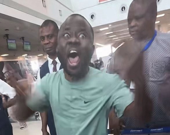 TheEchelon_pov's tweet photo. all of a sudden Stonebwoy's talent did not bring him this far😹. his BET award was because of sark's co sign, prince tagoe's help and even the award was meant for shatta wale 😹 if a fan is praising him too then they tell the fan he is making noise 😹 prepare for noise pollution https://t.co/xmY3JzsveA