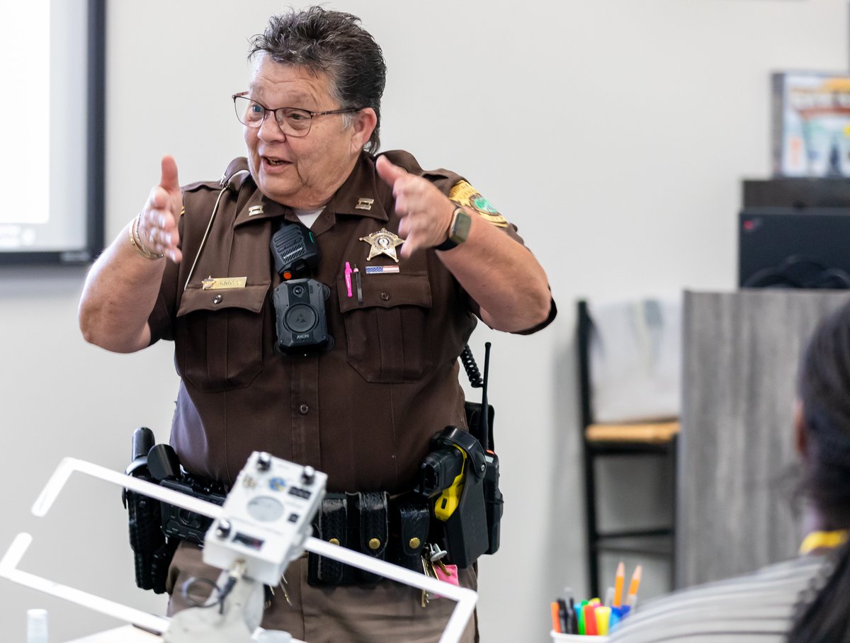 NnsoJ's tweet photo. Capt. K.L. Gross spoke to the Basic Dispatcher Academy students about the Project Lifesaver program. The academy is a 12-week training program designed to prepare new public safety telecommunicators for the critical role they play in emergency response. We appreciate you! https://t.co/KJagp19rpU