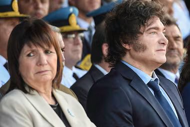 FRENAP's tweet photo. Milei la rechazó, pero crece el conflicto interno.

Patricia Bullrich mide fuerzas: ofreció su renuncia como jefa del bloque libertario
La exministra le comunicó al Presidente que no acompañará el bloqueo a la jueza Michelli en el Congreso. El Presidente la confirmó en el cargo, aunque aumenta la disputa con la Casa Rosada.

https://t.co/xevsP0t3JC