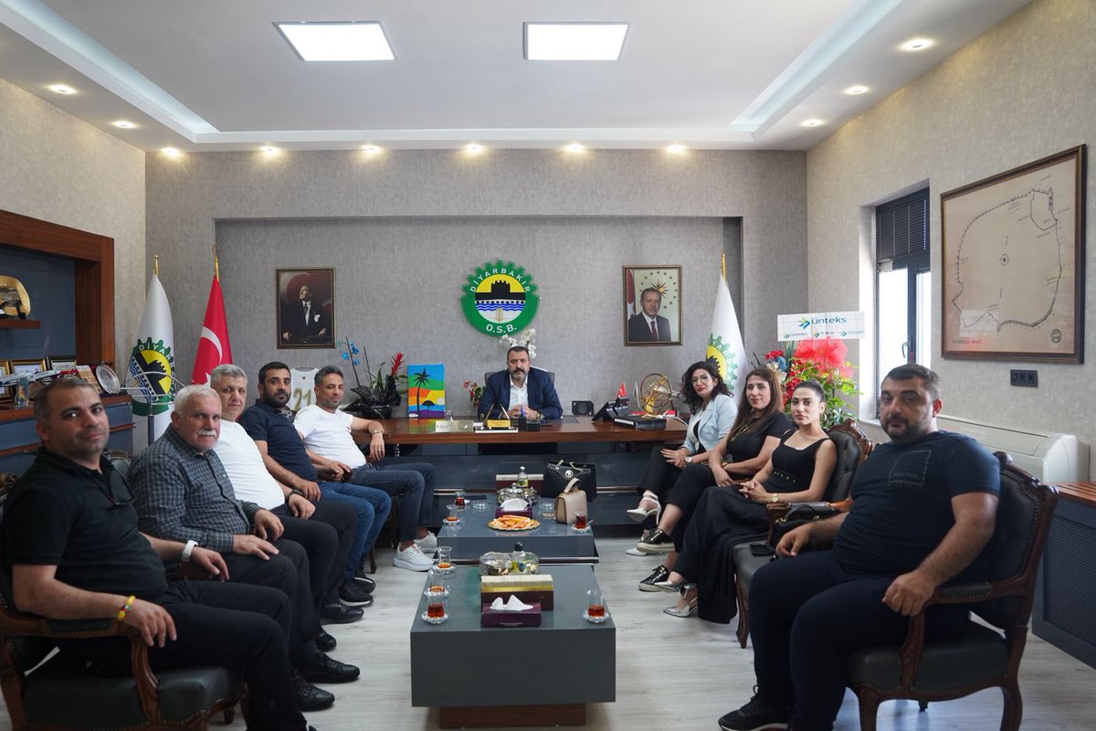 DiyarOSB's tweet photo. Ciwan Cam Yönetim kurulu başkanı Seyfettin Güler ve King cam Yönetim kurulu başkanı Ercan Kahraman Organize Sanayi Bölgesi Yönetim Kurulu Başkanımız Mustafa Fidan ve yönetim kurulu üyelerimize hayırlı olsun ziyaretinde bulundular. 

Nazik ziyaretlerinden ötürü kendilerine teşekkür ederiz