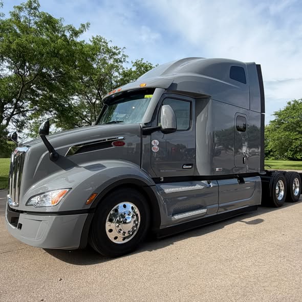 LMTLeasing's tweet photo. Peterbilt made some changes to the 2027 579:
- Better aerodynamics
- Improved driver ergonomics
- Fuel efficiency upgrades

For owner-operators, that means more dollars saved at the fuel pump and a more comfortable ride while putting in the miles. https://t.co/4VBJP9kMpp