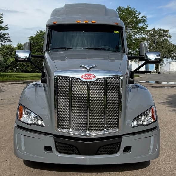 LMTLeasing's tweet photo. Peterbilt made some changes to the 2027 579:
- Better aerodynamics
- Improved driver ergonomics
- Fuel efficiency upgrades

For owner-operators, that means more dollars saved at the fuel pump and a more comfortable ride while putting in the miles. https://t.co/4VBJP9kMpp