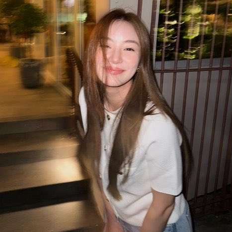 lauvemiu's tweet photo. something new | a #lenamiu au

the perfectionist azalea (🦋) meets the chaotic natasha (🧸)—where color-coded planners clash with last-minute decisions, and control slowly unravels in the presence of unpredictability.

azalea has always lived by structure, precision, and quiet discipline.
natasha? she’s loud, impulsive, and impossible to contain.

what happens when order falls for chaos, and chaos learns to stay?