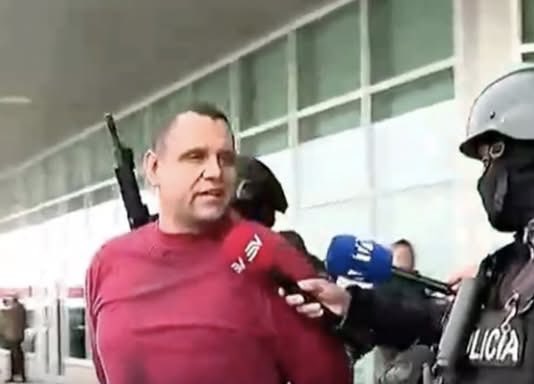 CuencaPlay's tweet photo. El alcalde de #Esmeraldas  Vicko Villacís, fue detenido la madrugada del 3 de junio en un operativo por presunto lavado de activos que dejó 8 aprehendidos.
La investigación inició en 2025 tras reportes de operaciones financieras inusuales. https://t.co/Uc5LGO03m2